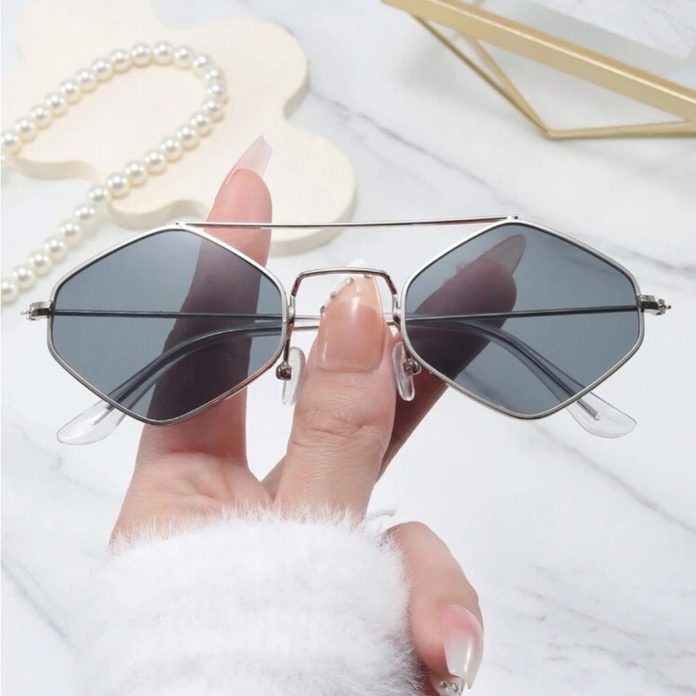 NEW Diamond Shape Brow Bar Silver Metal Sunglasses with Grey Lens OS - Picture 4 of 6